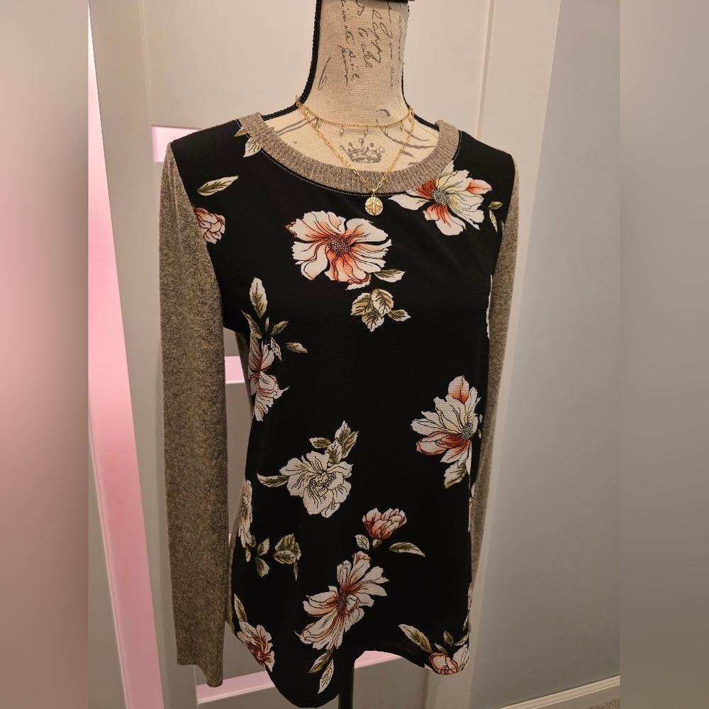Kaileigh Black Floral Mixed Material Top Size Small